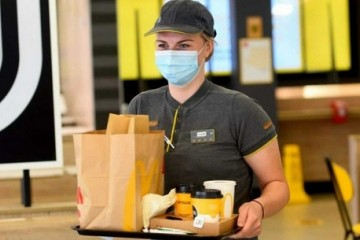 美国新冠病例激增麦当劳恢复强制戴口罩要求